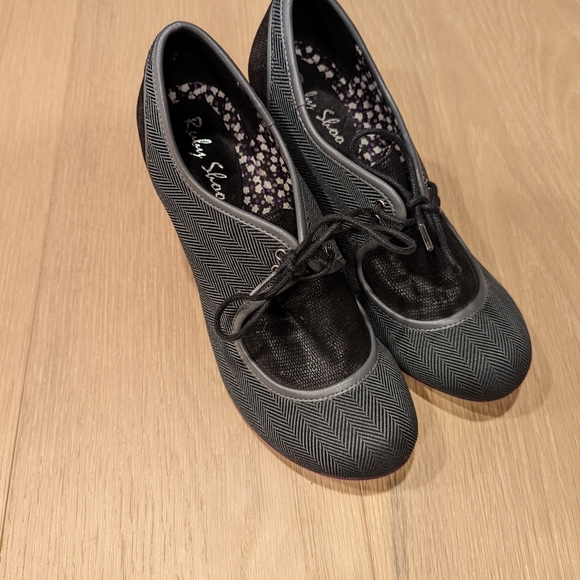 Stylish Gray Heeled Shoes - Picture 11 of 11